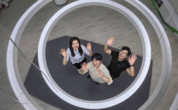 광주미래차모빌리티진흥원에서 근무하는 오지우(왼쪽부터)씨, 민현우씨, 장웅선씨가 광주일보와의 인터뷰 후 기념 촬영을 하고 있다. /김진수 기자 jeans@kwangju.co.kr