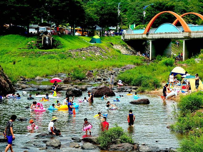 빙계계곡에서 가족들이 물놀이하는 장면. /의성군 제공
