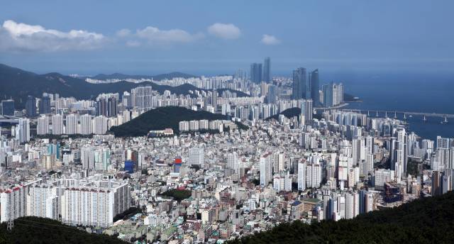 부산 수영구 금련산 전망대에서 바라본 수영구와 해운대구의 도심 모습. 대형 아파트 단지들이 한눈에 들어온다. 부산일보DB
