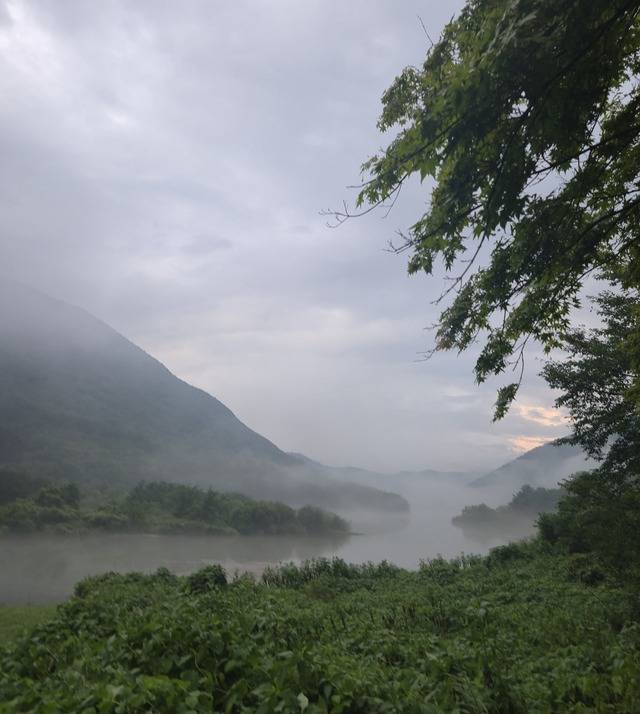 4일 오후 비 그친 뒤 해질녘 가창댐의 풍경. 대구 식수원이 가창댐의 물이 그득차있다. 임창곤 국제로터리 이사 작(作).