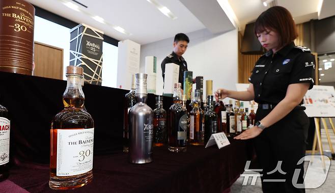 5일 서울 강남구 서울본부세관에서 관계자들이 압수된 밀수입 고가 위스키를 공개하고 있다. 2025.8.5/뉴스1 ⓒ News1 박지혜 기자