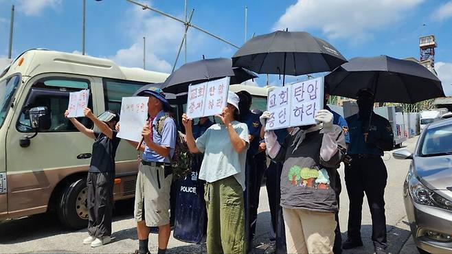 5일 사랑제일교회에 대한 경찰의 압수수색 영장이 집행되고 있는 가운데, 교회 신도들이 이에 항의하고 있다. 장종우 기자.