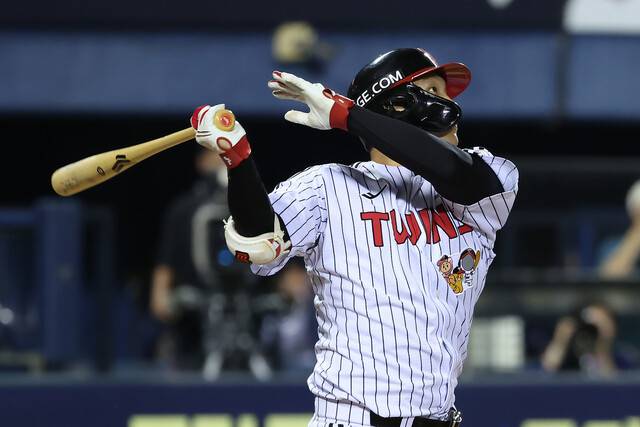 엘지(LG) 트윈스 문보경이 5일 서울 잠실야구장에서 열린 두산 베어스와 경기에서 7회 경기를 뒤집는 역전 3점 홈런을 치고 있다. 엘지는 이날 승리로 리그 단독 선두에 올랐다. 엘지 트윈스 제공