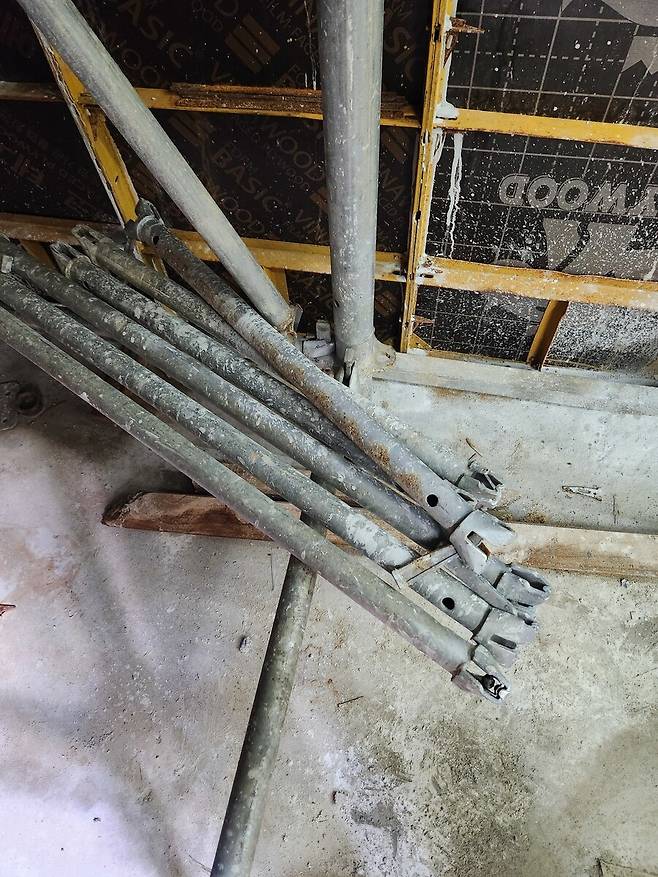 7월22일 서울 서초구의 한 건설현장에 쌓여 있는 비계 부품. 장필수 기자 feel@hani.co.kr