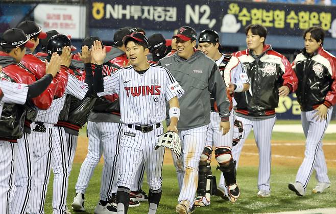 27일 오후 잠실야구장에서 열린 2025 프로야구 한화 와 LG 경기. LG가 2-1 승리했다. 경기 종료 후 선수들이 승리세리머니하고 있다. 잠실=정시종 기자 capa@edaily.co.kr /2025.03.27.