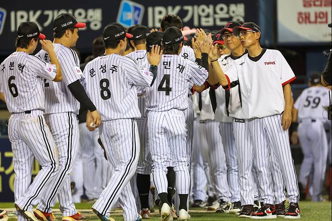 LG 염경엽 감독과 선수들이 승리 후 하이파이브를 하고 있다. 사진=구단 제공