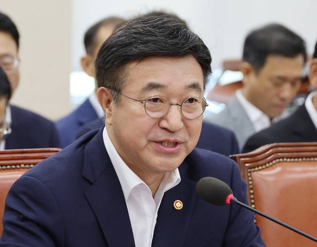 ▲ 5일 서울 여의도 국회에서 열린 행정안전위원회 전체회의에서 윤호중 행정안전부 장관이 의원질의에 답하고 있다. 연합뉴스