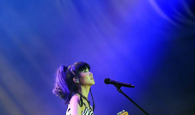 인천 송도달빛축제공원에서 열린 ‘펜타포트 락 페스티벌 2025’ 마지막날 3호선 버터플라이 보컬 남상아가 노래하고 있다. 서성일 선임기자