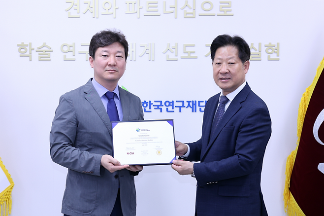 한국연구재단 임석재 선임연구원(왼쪽)과 강성식 상임감사. 한국연구재단