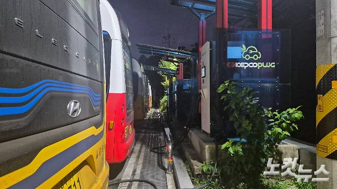 전기버스 충전기 앞에 버스가 나란히 세워져 있다. 한아름 기자