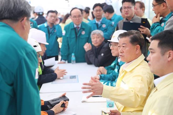 박승원 광명시장(앞줄 오른쪽 두 번째)이 신안산선 광명구간 붕괴 현장에서 안전조치에 대해 질의하고 있다. 광명시 제공