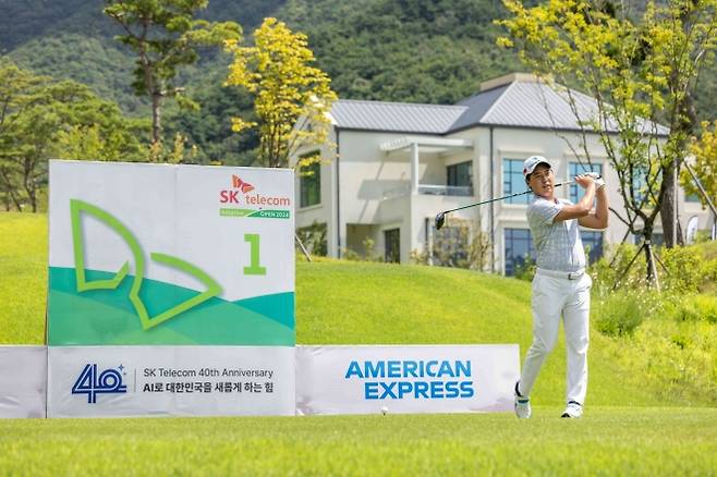 발달장애 골퍼인 이승민이 시타를 하는 모습. SK텔레콤 제공