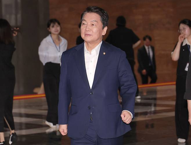 안철수 국민의힘 의원이 8월4일 국회에서 열린 의원총회에 참석하고 있다. ⓒ연합뉴스