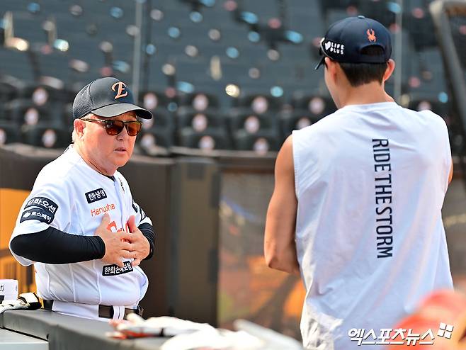 30일 오후 대전 한화생명 볼파크에서 열리는 '2025 신한 SOL Bank KBO리그' 삼성 라이온즈와 한화 이글스의 경기, 한화 김경문 감독이 심우준에게 조언을 건네고 있다. 엑스포츠뉴스DB