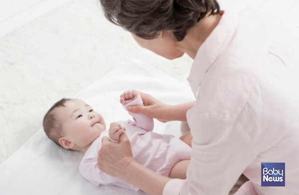 조부모 돌봄수당을 제공하는 대표적인 곳은 서울시다. 영아(24~36개월)를 키우는 가정에서 조부모(4촌 이내 친인척 포함)가 영아를 돌보는 경우 돌봄비를 받을 수 있다. ⓒ베이비뉴스