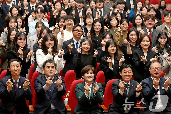 지난 2월 대구시교육청에서 열린 2026년도 신규임용교사 임명장 수여식에서 올해 3월 1일자로 임용되는 유아·초등·중등·특수 등 교사 106명이 열정과 사랑으로 임무를 성실히 수행할 것을 다짐하며 하트를 만들어 보이고 있다. 2025.2.27/뉴스1 ⓒ News1 공정식 기자