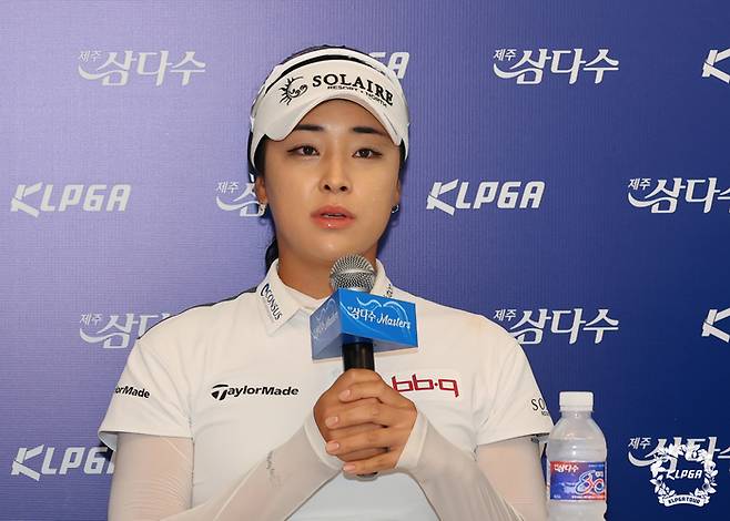 윤이나가 6일 제주 서귀포 싸이프러스 골프&리조트에서 열린 KLPGA투어 제12회 제주삼다수 마스터스 미디어데이에서 질문에 답하고 있다. 사진 | KLPGA