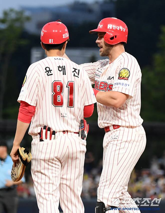 1일 광주 기아챔피언스필드에서 열린 KIA 타이거즈와 한화 이글스의 경기. KIA 위즈덤이 안타를 날린 뒤 환호하고 있다. 광주=박재만 기자 pjm@sportschosun.com/2025.08.01/