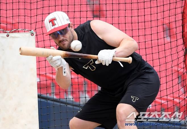 2일 광주 기아챔피언스필드에서 열린 KIA 타이거즈와 한화 이글스의 경기. KIA 위즈덤이 번트 훈련을 하고 있다. 광주=박재만 기자 pjm@sportschosun.com/2025.08.02/