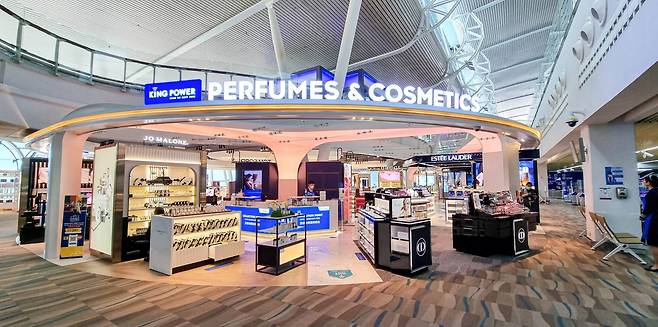 푸껫 공항에 입점한 킹파워면세점(KPD) 전경. 태국공항공사(AOT)는 위기 대응 특별팀(TFT)을 구성하고 킹파워면세점의 임대료 조정을 검토 중이다. /KPD 홈페이지