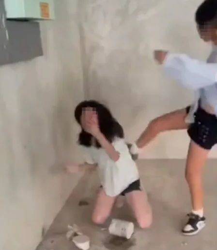 중국 쓰촨성에서 14세 여학생이 동급생들에게 집단 폭행을 당한 사건이 알려지면서 현지에서 대규모 시위가 발생하는 등 사회적 파장이 확산되고 있다. 피해자가 폭행을 당하는 모습. 〈사진출처: 웨이보〉 2025.08.06/뉴시스