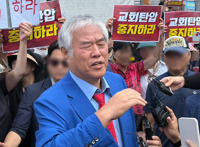 경찰이 서울서부지법 폭동 사태 배후로 의심 받는 전광훈 목사와 사랑제일교회에 대한 압수수색 중인 5일 오전 서울 성북구 사랑제일교회 앞에서 전광훈 목사가 발언하고 있다. 2025.8.5 뉴스1