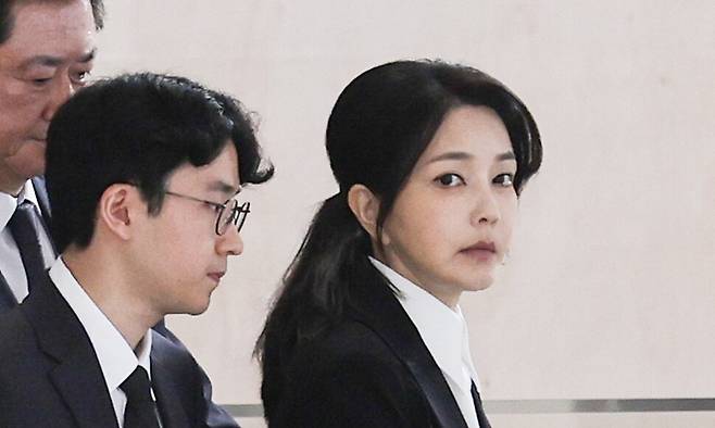 윤석열 전 대통령의 부인 김건희 여사가 6일 오전 자신과 관련된 각종 의혹을 수사 중인 민중기 특별검사팀에 피의자 신분으로 소환돼 서울 종로구 케이티(KT)광화문빌딩에 있는 특검 사무실로 향하고 있다. 사진공동취재단