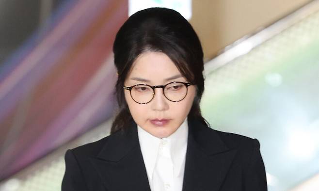 윤석열 전 대통령의 부인 김건희 여사가 6일 서울 종로구 김건희 특검 사무실에서 1차 조사를 마친 뒤 귀가하고 있다. 김태형 기자 xogud555@hani.co.kr