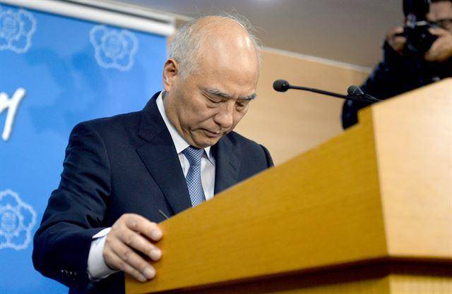 2014년 6월 문창극 국무총리 후보자가 사퇴 기자회견을 마치고 고개 숙여 인사하고 있다. 김주성기자