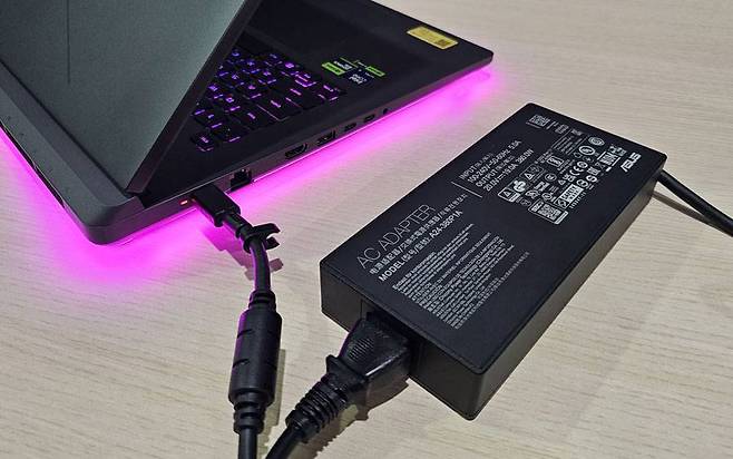 본체와 함께 제공되는 380W 전원 어댑터 / 출처=IT동아