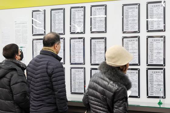 19일 서울 마포구 서부고용복지플러스센터에서 구직자가 일자리 정보 게시판을 살펴보고 있다. 뉴스1
