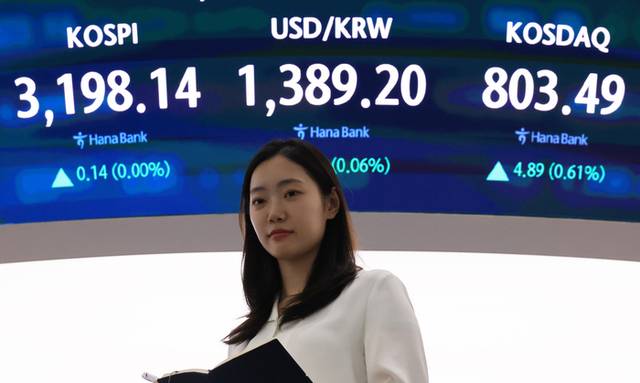▲ 6일 서울 중구 하나은행 본점에서 직원들이 증시와 환율을 모니터하고 있다. 이날 코스피는 전장보다 0.14포인트(0.00%) 오른 3,198.14에 장을 마쳤다. 지수는 전장보다 15.94포인트(0.50%) 내린 3,182.06으로 출발해 3,170대까지 내렸으나 장중 하락폭을 줄였다. 코스닥지수는 전장보다 4.89포인트(0.61%) 오른 803.49에 장을 마쳤다. 2025.8.6 연합뉴스