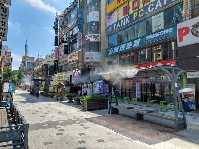 경기 광명시 철산동 일원 상업지구 로데오거리에 폭염 저감 시설인 ‘쿨링 포그’가 가동되고 있다. 광명시청 제공