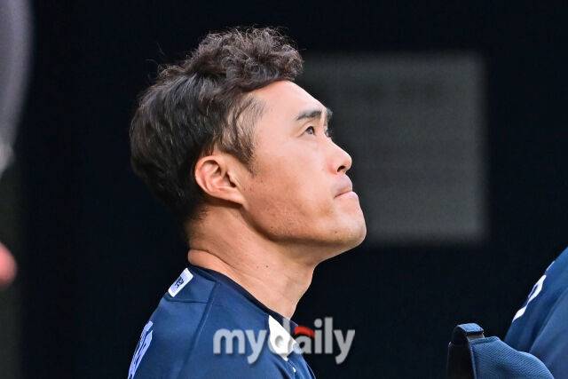 5일 서울 잠실야구장에서 열린 '2025 신한 SOL BANK KBO리그' 두산 베어스와 LG 트윈스 경기. 두산 조성환 감독 대행이 경기장 하늘을 바라보고 있다.