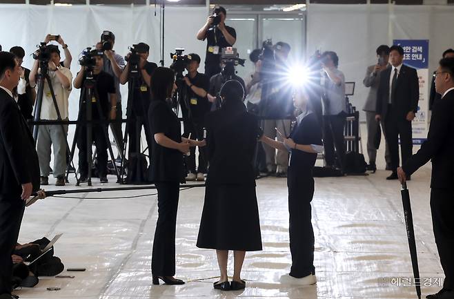 윤석열 전 대통령 부인 김건희 여사가 6일 오전 서울 종로구 민중기 특검 사무실에 조사받기 위해 피의자 신분으로 출석하고 있다. 사진공동취재단