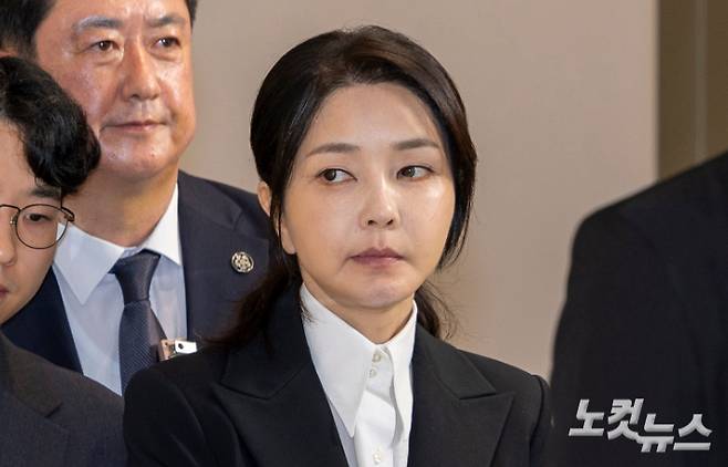 윤석열 전 대통령의 부인 김건희 씨가 6일 오전 서울 종로구 KT 광화문빌딩 웨스트에 마련된 민중기 특별검사 사무실로 출석하고 있다. 사진공동취재단