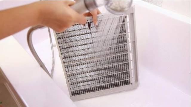 에어컨 집진 필터를 세척하는 모습. 삼성전자서비스