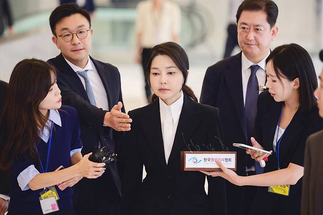 윤석열 전 대통령 부인 김건희 여사가 6일 서울 종로구에 마련된 김건희 특검팀(특별검사 민중기) 사무실에 피의자 신분으로 출석해 취재진의 질문에 답변하고 있다. 사진공동취재단