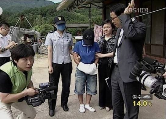 ‘청산가리막걸리 독살사건’ 용의자로 백씨의 딸이 자택에서 경찰에 체포되고 있다. KBS 자료화면 캡처