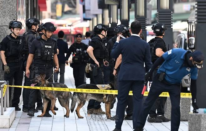 5일 서울 중구 명동 신세계백화점 본점에 폭발물을 설치했다는 협박 글이 인터넷 커뮤니티에 올라와 신고받고 출동한 경찰이 수색하고 있다. 2025.8.5 홍윤기 기자