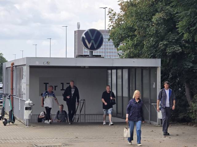 지난달 28일(현지시간) 폭스바겐 최대 공장 단지가 위치한 독일 니더작센주 볼프스부르크에 있는 17번 게이트에서 폭스바겐 직원들이 퇴근하고 있다. 볼프스부르크=주재현 기자