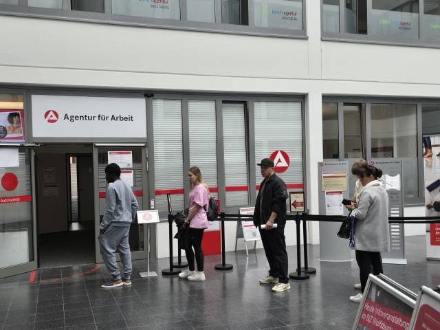 폭스바겐의 본사 소재지이자 독일 자동차 산업의 상징인 볼프스부르크의 연방고용지원센터 앞에서 지난달 28일(현지 시간) 시민들이 차례를 기다리고 있다. 볼프스부르크=주재현 기자