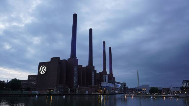 지난달 28일(현지시간) 독일 니더작센주 볼프스부르크에 위치한 폭스바겐 공장에 먹구름이 드리워져 있다. 볼프스부르크=주재현 기자
