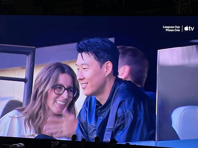 LAFC 손흥민이 BMO 스타디움을 방문하자 현지 방송이 카메라로 비췄다. 팬들은 중계화면까지 캡처하며 반가운 소식을 공유했다. 사진출처|LAFC 팬 커뮤니티 페이스북