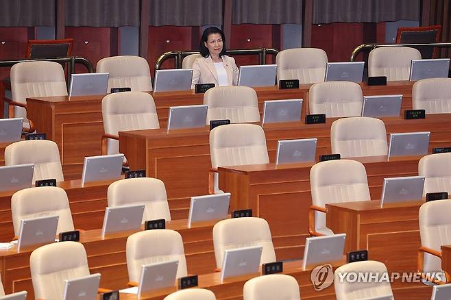 방문진법 필리버스터 지켜보는 이진숙 방통위원장 (서울=연합뉴스) 김주성 기자 = 이진숙 방송통신위원장이 5일 국회 본회의에서 국민의힘 김장겸 의원의 방송문화진흥회법 일부개정법률안에 대한 필리버스터(무제한 토론을 통한 합법적인 의사진행 방해)를 지켜보고 있다. 2025.8.5 utzza@yna.co.kr