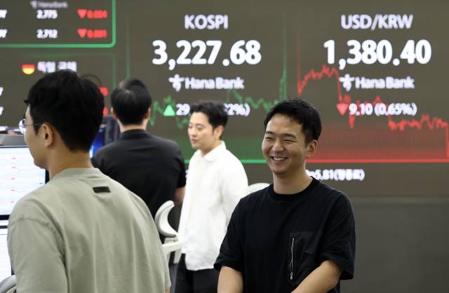 코스피가 29.54p(0.92%) 오른 3,227.68에 장을 종료한 7일 서울 하나은행 본점 딜링룸에서 딜러들이 업무를 보고 있다. 연합뉴스