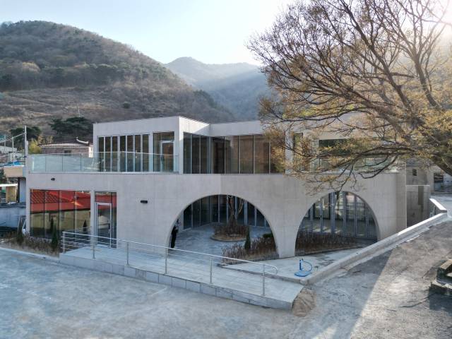 창원시 마산회원구 내서읍 신감리에 위치한 ‘우아한 Elegant’ 전경.