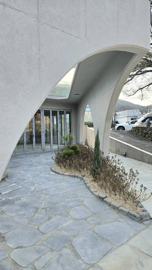 ‘우아한 Elegant’ 건물 내외부를 연결하는 중정.