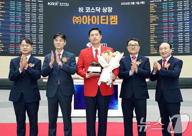 7일 서울 영등포구 한국거래소에서 열린 아이티켐의 코스닥시장 상장기념식에서 김대영 한국IR협의회 부회장(왼쪽부터), 민경욱 한국거래소 코스닥시장본부장, 김인규 아이티켐 대표이사, 주태영 KB증권 IB부문장, 강왕락 코스닥협회 부회장이 상장기념패 전달 후 기념 촬영을 하고 있다. (한국거래소 제공. 재판매 및 DB 금지) 2025.8.7/뉴스1
