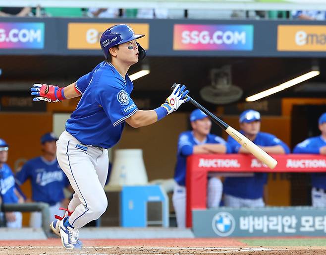 삼성 박승규가 7일 인천 SSG랜더스필드에서 열린 2025 KBO리그 SSG전에서 2회 초 2사 2, 3루 삼성 박승규가 2타점 적시타를 치고 있다. 사진 | 연합뉴스